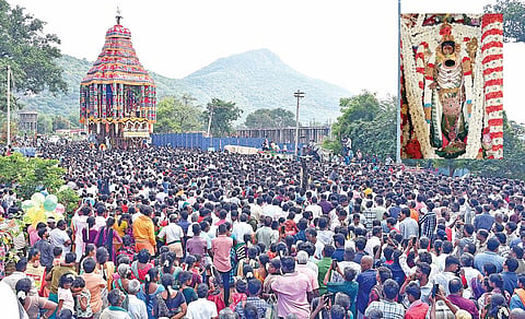கள்ளழகர் கோயில் ஆடித் திருவிழாவையொட்டி அழகர்கோவிலில் நேற்று நடைபெற்ற தேரோட்டத்தில் பங்கேற்ற ஆயிரக்கணக்கான பக்தர்கள். (உள்படம்) தேரில் எழுந்தருளிய சுந்தரராஜ பெருமாள்.  படங்கள்: எஸ்.கிருஷ்ணமூர்த்தி