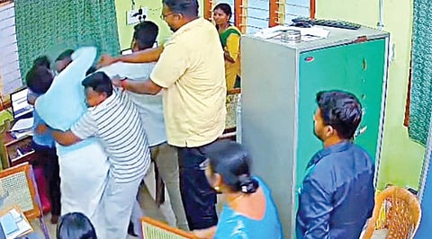 புவனகிரி பேரூராட்சி அலுவலகத்தில் இளநிலை உதவியாளர் ராதா
கிருஷ்ணனை தாக்கும் விசிக கவுன்சிலர் பாரதிதாசனைத் தடுக்கும் பேரூராட்சி அலுவலக ஊழியர்கள்.