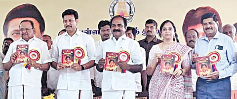 கீரமங்​கலத்​தில் அகல் விளக்கு திட்​டத்தை நேற்று தொடங்​கி​வைத்​து, திட்ட விளக்​கக் கையேட்டை வெளி​யிட்ட அமைச்​சர்​கள் அன்​பில் மகேஸ் பொய்​யாமொழி, எஸ்​.ரகுப​தி, சிவ.வீ.மெய்​ய​நாதன்​ உள்​ளிட்​டோர்​.
