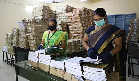 வெளிமாநில தமிழ்ச் சங்கங்களுக்கு இலவச தமிழ்ப் பாடநூல் விநியோகம் நிறுத்தம்: தமிழக அரசின் நிதி நெருக்கடியால் பல ஆண்டு திட்டம் ரத்து