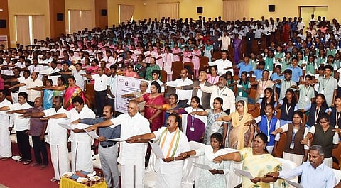 “ராகுல் காந்தியை மன்னிப்பு கேட்க சொல்வது ஜனநாயக கேலிக்கூத்து!” - அப்பாவு கருத்து