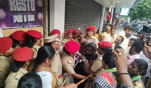 புதுச்சேரியில் ரெஸ்டோ பார்களை முற்றுகையிட்ட மகளிர் காங்கிரஸார்!