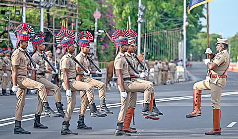 சுதந்திர தின விழாவையொட்டி சென்னை ராஜாஜி சாலையில் அணிவகுப்பு ஒத்திகை நிகழ்ச்சியில் ஈடுபட்ட காவல் துறையினர். | படம்: எஸ்.சத்தியசீலன் |