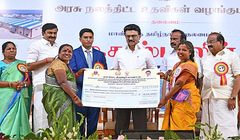 திருப்பூர் மாவட்டம் உடுமலையில் நேற்று நடைபெற்ற அரசு விழாவில், மகளிர் சுயஉதவிக் குழு பெண்களுக்கு நலத்திட்ட உதவிகளை முதல்வர் மு.க.ஸ்டாலின் வழங்கினார். உடன், அமைச்சர்கள் மு.பெ.சாமிநாதன், அர.சக்கரபாணி, சு.முத்துசாமி, கயல்விழி செல்வராஜ் உள்ளிட்டோர். படம்: எம்.நாகராஜன்