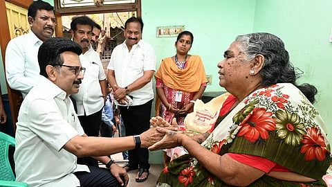 முதியோர் மற்றும் மாற்றுத் திறனாளிகள் வீடுகளுக்கே நேரில் சென்று ரேசன் பொருட்களை வழங்கும் திட்டத்தை சென்னை தண்டையார்பேட்டை கோபால் நகர் மற்றும் அன்னை சத்யா நகரில் நேற்று தொடங்கிவைத்த முதல்வர் மு.க.ஸ்டாலின், பயனாளிகளுடன் உரையாடினார். உடன், எம்எல்ஏ-க்கள் ஜே.ஜே.எபினேசர், ஆர்.டி.சேகர், தலைமைச் செயலர் நா.முருகானந்தம்