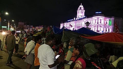 சென்னையில் 13 நாட்களாக போராடி வந்த தூய்மை பணியாளர்கள் கைது: காவல் துறை நடவடிக்கை