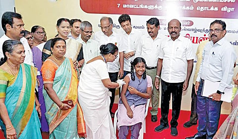 ஜப்பானிய மூளைக் காய்ச்சல் தடுப்பூசி திட்டத்தை சுகாதாரத் துறை அமைச்சர் மா.சுப்பிரமணியன் 
7 மாவட்டங்களுக்கு விரிவாக்கம் செய்து தொடங்கி வைத்தார். துறை செயலாளர் ப.செந்தில்குமார், மத்திய வட்டார துணை ஆணையர் எச்.ஆர்.கௌசிக், பொது சுகாதாரம் மற்றும் நோய்த்தடுப்பு மருந்து துறை இயக்குநர் சோமசுந்தரம், மருத்துவம் மற்றும் ஊரக நலப் பணிகள் இயக்குநர் சித்ரா, நிலைக் குழுத் தலைவர் (சுகாதாரம்) கோ.சாந்தகுமாரி, இணை இயக்குநர் வினய், மாநகர நல அலுவலர் ஜெகதீசன் உள்ளிட்டோர் கலந்து கொண்டனர்.