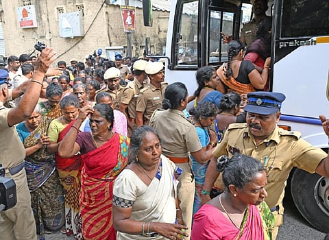 தூய்மைப் பணியாளர்கள் விடுவிப்பு. | படம்: ஜோதி ராமலிங்கம்