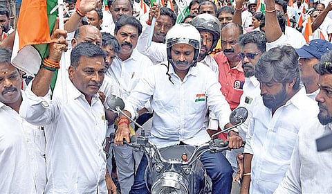 ‘இல்லந்தோறும் மூவர்ணக் கொடி’ என்ற விழிப்புணர்வு பேரணியை, மத்திய இணை அமைச்சர் எல்.முருகன், சென்னை ஸ்டான்லி மருத்துவமனை அருகில் நேற்று நடைபெற்ற நிகழ்ச்சியில் தொடங்கி வைத்தார்.