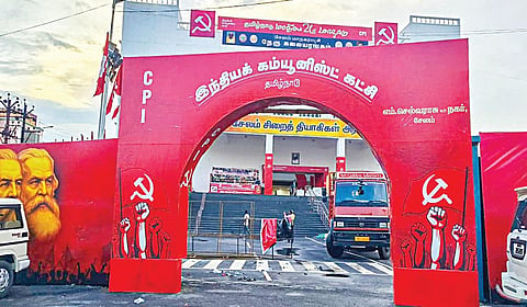 சேலம் நேரு கலையரங்கில் இன்று தொடங்கும் இந்திய கம்யூனிஸ்ட் கட்சியின் 26-வது மாநில மாநாட்டுக்காக அமைக்கப்பட்டுள்ள வரவேற்பு நுழைவாயில். | படம்: எஸ்.குருபிரசாத் |