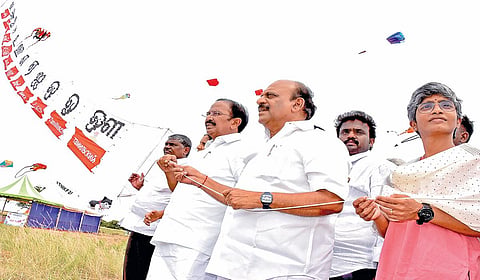 தமிழக சுற்றுலாத்துறை சார்பில், மாமல்லபுரம் அருகே திருவிடந்தையில் சர்வதேச பட்டம் விடும் விழாவை அமைச்சர்கள் தாமோ.அன்பரசன், ராஜேந்திரன் ஆகியோர் தொடங்கி வைத்தனர்.