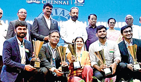 சென்னை விஐடி பல்கலை. முன்னாள் மாணவர்கள் சந்திப்பு நிகழ்ச்சியில் சிறப்பு விருந்தினராகப் பங்கேற்ற நடிகர் கமல்ஹாசன் எம்.பி,, சிறந்த முன்னாள் மாணவர்களுக்கு விருதுகளை வழங்கினார். அருகில் விஐடி பல்கலை. வேந்தர், தலைவர் கோ.விசுவநாதன், துணை தலைவர் ஜி.வி.செல்வம் உள்ளிட்டோர். | படம்: எம்.முத்துகணேஷ் |