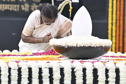 முன்னாள் பிரதமர் வாஜ்பாய் நினைவு தினம் - நினைவிடத்தில் குடியரசு தலைவர், பிரதமர் அஞ்சலி