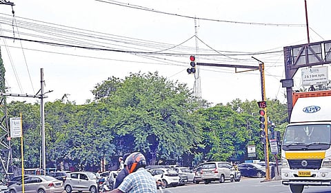 மின் கம்பங்களில் கட்டப்பட்டுள்ள கேபிள் வயர்கள்,  | படங்கள்: எம்.முத்துகணேஷ் |
