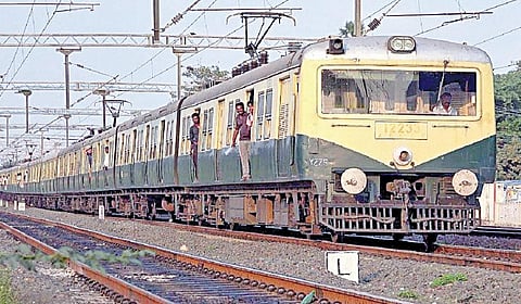 நடைமேடை கிடைக்காமல் அரக்கோணம் - சென்ட்ரல் மின்சார ரயில்களின் வருகை தாமதம்: பயணிகள் அவதி