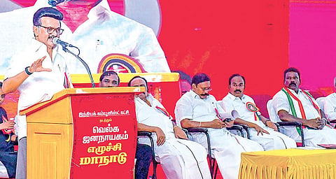 சேலத்​தில் நேற்று நடை​பெற்ற இந்​திய கம்​யூனிஸ்ட் கட்​சி​யின் மாநில மாநாட்​டில் பேசி​னார் முதல்​வர் மு.க ஸ்டா​லின். உடன், கட்சியின் தேசிய பொதுச் செய​லா​ளர் டி.​ராஜா, மாநிலச் செயலாளர் முத்​தரசன், காங்​கிரஸ் மாநிலத் தலை​வர் கு.செல்​வப்​பெருந்​தகை, மார்க்​சிஸ்ட்​ கம்​யூனிஸ்ட்​ மாநிலச்​ செய​லா​ளர்​ சண்​முகம்​ உள்​ளிட்​டோர்​. படம்​: எஸ்​.குரு பிர​சாத்