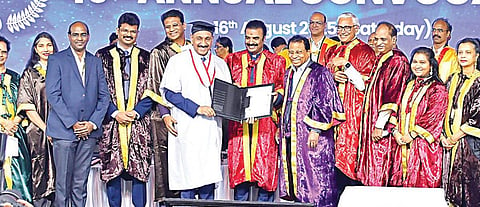 வேலூர் விஐடி பல்​கலை.​யில் நேற்று நடை​பெற்ற பட்​டமளிப்பு விழா​வில் தமிழக காவலர் பயிற்​சிப் பள்ளி இயக்​குநரும், டிஜிபி-​யு​மான சந்​தீப் ராய் ரத்​தோருக்கு சான்​றிதழை வழங்​கிய உச்ச நீதி​மன்ற நீதிபதி ஆர்​.ம​காதேவன். உடன், பல்​கலை வேந்​தர் கோ.​விசுவ​நாதன், துணைத் தலை​வர்​கள் சங்​கர் விசுவ​நாதன், சேகர் விசுவ​நாதன், ஜி.​வி.செல்​வம், அறங்​காவலர் ரமணி பாலசுந்​தரம், செயல் இயக்​குநர் சந்​தியா பென்​டரெட்​டி, உதவி துணைத் தலை​வர் காதம்​பரி எஸ்​.​விசுவ​நாதன் உள்​ளிட்​டோர். படம்: வி.எம்​.மணி​நாதன்