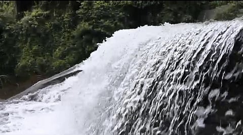 கனமழை காரணமாக தற்காலிகமாக மூடப்பட்ட கோவை குற்றாலம்