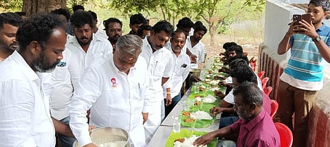 மதுரை மாநாடு வெற்றி பெற கோயிலில் கிடா வெட்டி விருந்தளித்த தவெகவினர்: பிரம்மாண்ட ஏற்பாடுகள் தீவிரம்