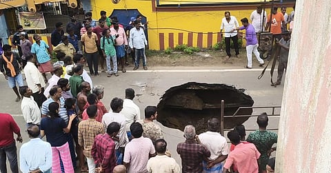 அம்பத்தூர், கருக்கு பிரதானச் சாலையில் இன்று ஏற்பட்ட  திடீர் ராட்சத பள்ளம். 