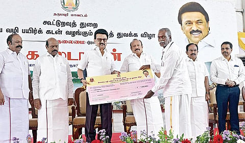 தருமபுரி மாவட்டம் அதியமான்கோட்டை தொடக்க வேளாண் கடன் சங்க வளாகத்தில் நேற்று நடந்த நிகழ்ச்சியில் இணையவழியில் பயிர்க்கடனுக்கு விண்ணப்பிக்கும் திட்டத்தை தொடங்கிவைத்து, பயனாளிக்கு கடன் தொகையை வழங்கினார் முதல்வர் மு.க.ஸ்டாலின். உடன், அமைச்சர்கள் எம்.ஆர்.கே.பன்னீர்செல்வம், பெரியகருப்பன், எ.வ.வேலு, ராஜேந்திரன் உள்ளிட்டோர்.