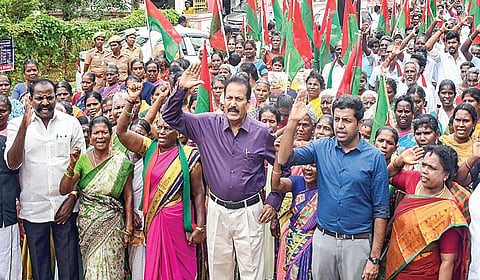 ஐ.டி. ஊழியர் கவின் படுகொலையைக் கண்டித்து திருச்சி ஆட்சியர் அலுவலகம் அருகே நேற்று கட்சித் தலைவர் கிருஷ்ணசாமி தலைமையில் ஆர்ப்பாட்டம் நடத்திய புதிய தமிழகம் கட்சியினர். | படம்: ர.செல்வமுத்துகுமார் |