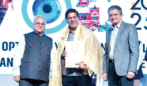 சங்கர நேத்ராலயா எலைட் ஆப்டோமெட்ரி கல்வி நிறுவனத்தின் 4-வது சர்வதேச பார்வை அறிவியல் மற்றும் ஒளியியல் மாநாடு தொடக்க விழாவில் இந்திய கிரிக்கெட் அணியின் முன்னாள் கேப்டன் கிருஷ்ணமாச்சாரி காந்த், சங்கர நேத்ராலயா தலைவர் டாக்டர் டி.எஸ்.சுரேந்திரன், ஆட்சிக் குழுத் தலைவரும் செயல் மருத்துவ இயக்குநருமான டாக்டர் கிரிஷ் ஷிவா ராவ் உள்ளிட்டோர் பங்கேற்றனர்.