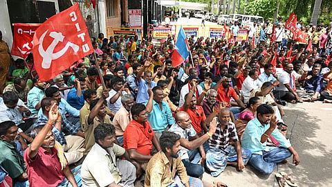 மதுரை மாநகராட்சி வளாகத்தில் போராட்டத்தில் ஈடுபட்ட தூய்மைப் பணியாளர்கள்.