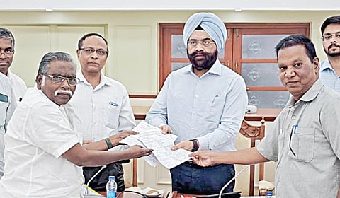 பட்டதாரி ஆசிரியர் கழக கவுரவ தலைவர் அ.மாயவன், தொழிற்கல்வி ஆசிரியர் கழக மாநிலத்தலைவர் செ.நா.ஜனார்த்தனன் ஆகியோர் கன்தீப் சிங்
பேடி குழுவிடம் கோரிக்கை மனு அளித்தனர்.