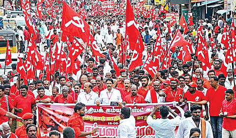 இந்திய கம்யூனிஸ்ட் கட்சியின் 26-வது மாநில மாநாட்டின் நிறைவு நாளான நேற்று சேலம் குகை பகுதி அருகே உள்ள பெரியார் வளைவில் இருந்து செம் படை பேரணி தொடங்கி பழைய பேருந்து நிலையம் அருகே உள்ளபோஸ் மைதானத்தில் நிறைவடைந்தது. இதில் ஆயிரக்கணக்கானோர் கலந்து கொண்டனர்.