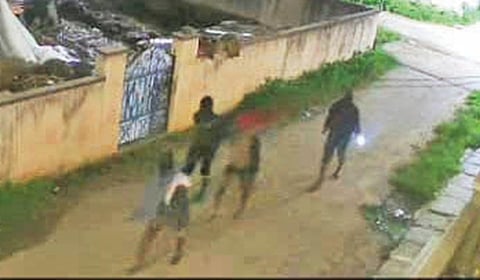 ஓசூர் மத்திகிரி டைட்டன் டவுன் ஷிப் குடியிருப்பு பகுதியில் அண்மையில் இரவு நேரத்தில் டார்ச் லைட் அடித்தபடி வீடுகளை நோட்டமிட்டபடி சுற்றிய முகமூடி அணிந்த மர்ம நபர்கள்.