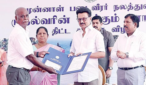 முதல்வரின் காக்கும் கரங்கள் திட்டத்தை முதல்வர் மு.க.ஸ்டாலின் நேற்று தொடங்கி வைத்து 155 முன்னாள் படைவீரர்களுக்கு தொழில் தொடங்குவதற்கான ஒப்புதல் ஆணைகளை வழங்கினார். உடன் அமைச்சர் என்.கயல்விழி செல்வராஜ், தலைமைச் செயலாளர் நா.முருகானந்தம், பொதுத்துறை செயலாளர் ரீட்டா ஹரீஷ் தக்கர், முன்னாள் படைவீரர் நலத்துறை இயக்குநர் சஜ்ஜன்சிங் ரா சவான்.