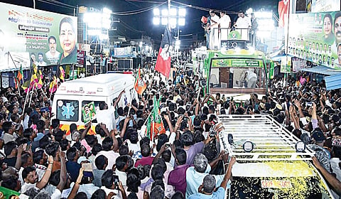 அதிமுக பிரச்சார பயணத்தின் இடையே நோயாளி இல்லாமல் ஆம்புலன்ஸ் வந்ததால், ஆவேசம் அடைந்த பழனிசாமி, ஆம்புலன்ஸ் ஓட்டுநருக்கு எச்சரிக்கை விடுத்தார்.
