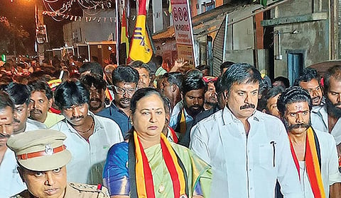 மயிலாடுதுறையில் நேற்று பிரச்சாரம் மேற்கொண்ட தேமுதிக பொதுச் செயலாளர் பிரேமலதா. | படம்: வீ.தமிழன்பன் |