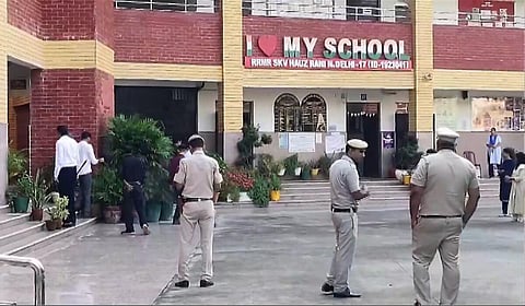 டெல்லியில் வெடிகுண்டு மிரட்டல் விடுக்கப்பட்ட பள்ளியில் சோதனை மேற்கொள்ள வருகை தந்த போலீசார்