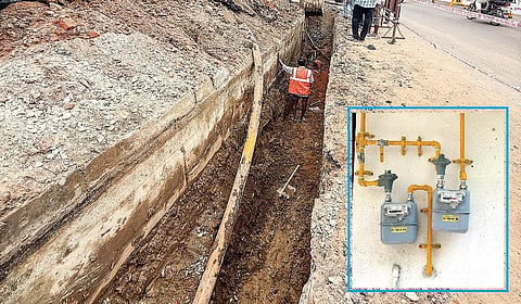 திருச்சி பழைய பால்பண்ணை பகுதியில் குழாய் மூலம் காஸ் வழங்கும் திட்டத்துக்காக குழாய்கள் பதிக்கும் பணியில் ஈடுபட்டிருந்த தொழிலாளர்கள். (உள்படம்) காட்டூர் பாலாஜி நகரில் உள்ள வீட்டில் குழாய் மூலம் கொடுக்கப்பட்டுள்ள காஸ் இணைப்புக்கான மீட்டர். | படங்கள்: ர.செல்வமுத்துகுமார் |