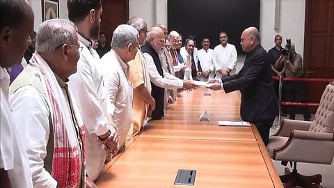 பிரதமர் மோடி முன்னிலையில் குடியரசு துணைத் தலைவர் தேர்தலுக்கு சி.பி.ராதாகிருஷ்ணன் மனு தாக்கல்