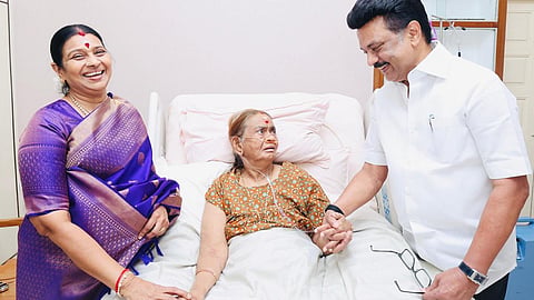 முதல்வர் ஸ்டாலின் 50-வது திருமண நாள்: மனைவி துர்காவுடன் சென்று தாயார் தயாளு அம்மாளிடம் வாழ்த்து பெற்றார்