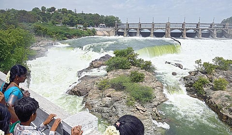 மேட்டூர் அணை முழு கொள்ளளவை எட்டியதையடுத்து அணையின் 
16 கண் மதகுகள் வழியாக, வெள்ள நீர் காவிரியில் பெருக்கெடுத்து  வருகிறது.  இதனை பொதுமக்கள்  ஏராளமானோர் கண்டு ரசித்தனர்.