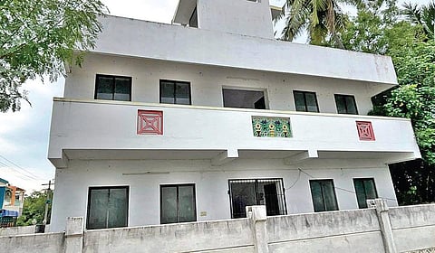 சுவாமிமலை கோயிலுக்கு வரும் பக்தர்கள் தங்குவதற்காக சென்னையை சேர்ந்த ஒருவரால் தானமாக வழங்கப்பட்ட விடுதி கட்டிடம்.