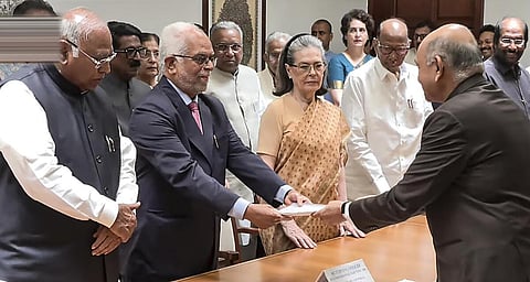 குடியரசு துணைத் தலைவர் தேர்தல்: இண்டியா கூட்டணி வேட்பாளர் சுதர்சன் ரெட்டி வேட்புமனு தாக்கல்