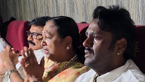 திரையரங்கில் ‘கேப்டன் பிரபாகரன்’ பார்த்து கண்ணீர் விட்ட பிரேமலதா விஜயகாந்த்!