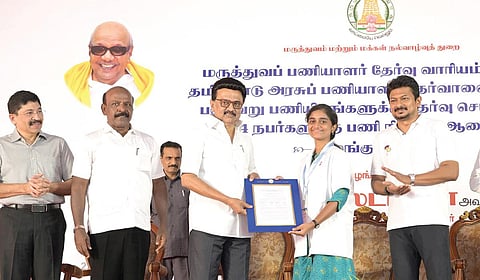 சுகாதாரத் துறைக்கு தேர்வு செய்யப்பட்ட 644 பேருக்கு பணிநியமன ஆணைகளை முதல்வர் மு.க.ஸ்டாலின் நேற்று வழங்கினார். உடன் துணை முதல்வர் உதயநிதி, அமைச்சர் மா.சுப்பிரமணியன், தயாநிதி மாறன்  எம்.பி., துறை செயலாளர் ப.செந்தில்குமார், மருந்து கட்டுப்பாடு இயக்குநர் (பொறுப்பு) ஆர்.லால்வேனா, மருத்துவ பணியாளர்கள் தேர்வு வாரியத் தலைவர் உமா மகேஸ்வரி.