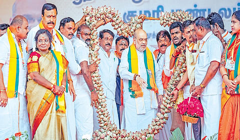 திருநெல்வேலியில் நடைபெற்ற பாஜக பூத் கமிட்டி உறுப்பினர்கள் கூட்டத்தில் மத்திய உள்துறை அமைச்சர் அமித் ஷா பங்கேற்றார். அவருக்கு தாமரை மலர்களாலான மாலை அணிவித்து வரவேற்பு அளிக்கப்பட்டது.