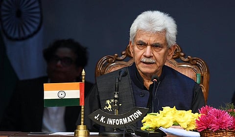 காஷ்மீரில் தீவிரவாதிகளுடன் தொடர்புடைய 2 அரசு ஊழியர்கள் பணி நீக்கம்: துணை நிலை ஆளுநர் மனோஜ் சின்கா நடவடிக்கை