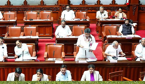 கர்நாடக சட்டப்பேரவையில் துணை முதல்வர் டி.கே.சிவகுமார் ஆர்எஸ்எஸ் பாடல் பாடியதால் சர்ச்சை