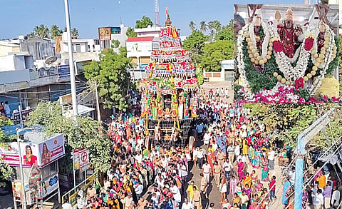 திருச்செந்தூரில் சுப்பிரமணிய சுவாமி கோயில் ஆவணித் திருவிழாவை
ஒட்டி நேற்று நடைபெற்ற தேரோட்டத்தில், ஆயிரக்கணக்கான பக்தர்கள் வடம்பிடித்து தேர் இழுத்தனர். (உள்படம்) சிறப்பு அலங்காரத்தில் தேரில் எழுந்தருளிய சுவாமி, அம்மன்.