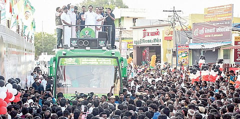 திருச்சி திருவெறும்பூரில் மக்களிடையே பேசிய அதிமுக பொதுச் செயலாளர் பழனிசாமி.படம்: ர.செல்வமுத்துகுமார்