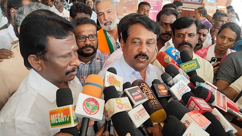 படம்: திருச்சி ரயில் நிலையத்தில் செய்தியாளர்களிடம் பேசிய பாஜக மாநில தலைவர் நயினார் நாகேந்திரன். 
