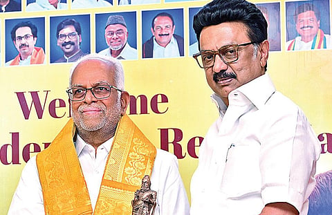 சென்னையில் நேற்று நடந்த நிகழ்வில், குடியரசு துணைத் தலைவர் தேர்தலில் இண்டியா கூட்டணி சார்பில் போட்டியிடும் சுதர்சன் ரெட்டியை வரவேற்று நினைவுப் பரிசு வழங்கிய முதல்வர் ஸ்டாலின்.